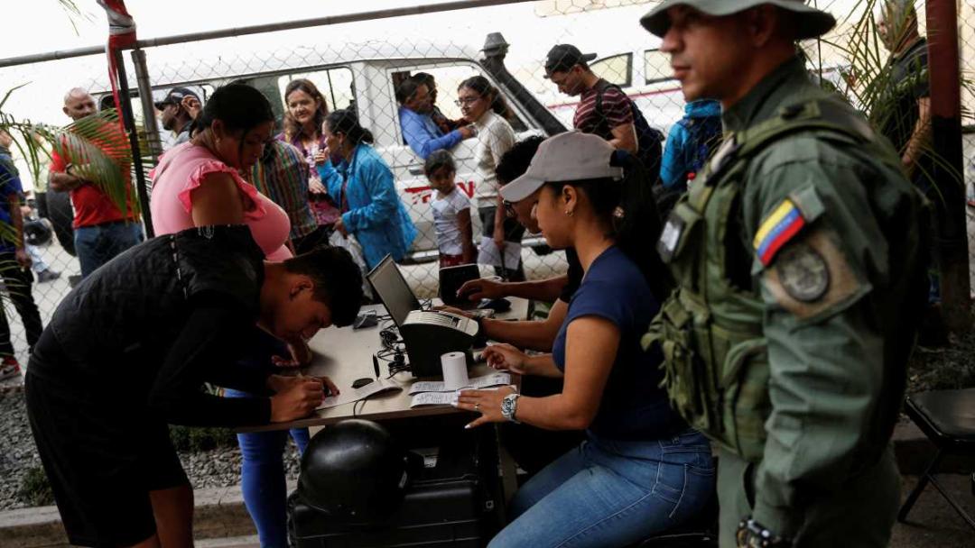 People stand in line to register to vote and to update their voting centres for the July 28 presidential elections, in Caracas, Venezuela April 16, 2024. REUTERS/Leonardo Fernandez Viloria
